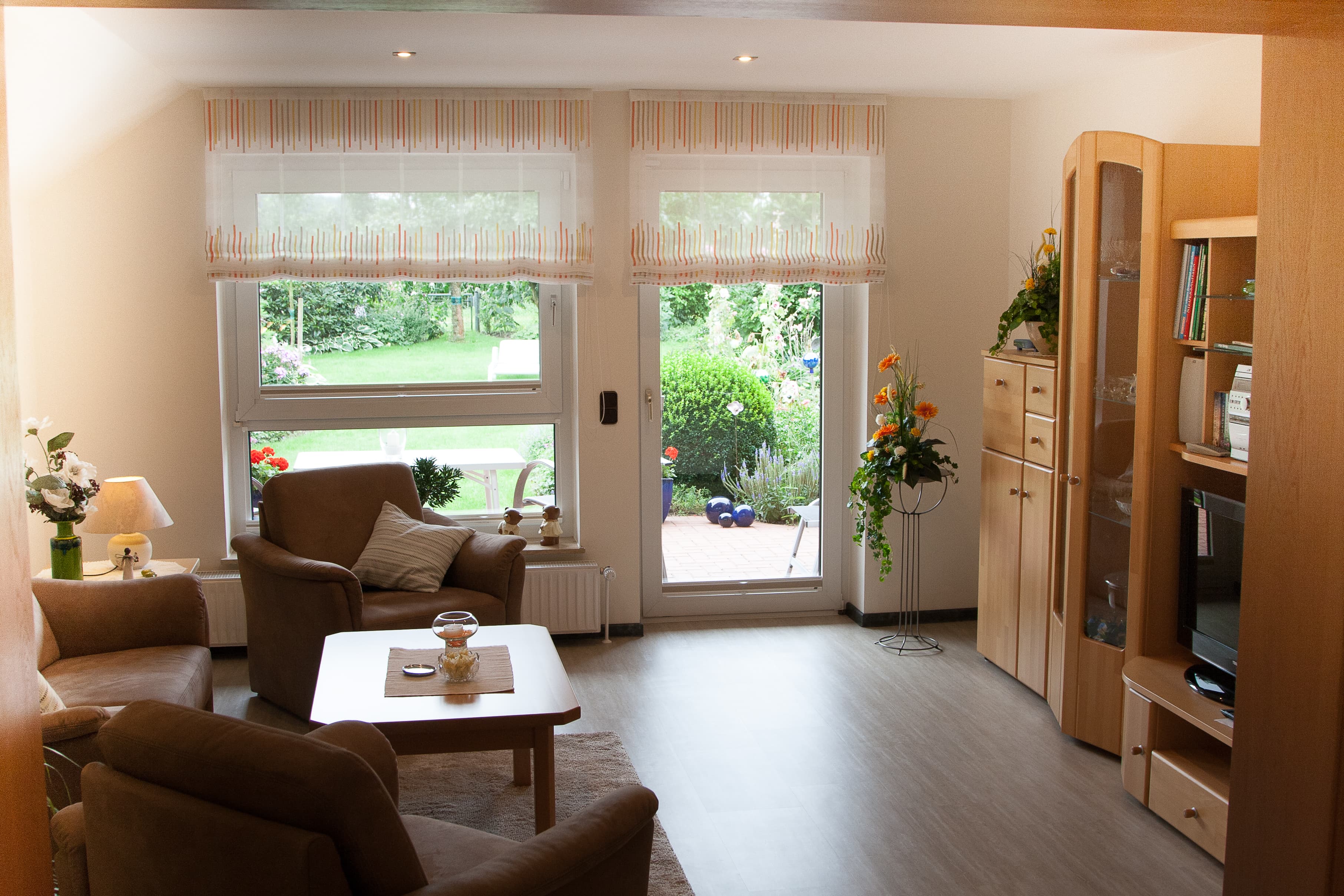 Blick vom Essbereich in das Wohnzimmer mit Südterrasse