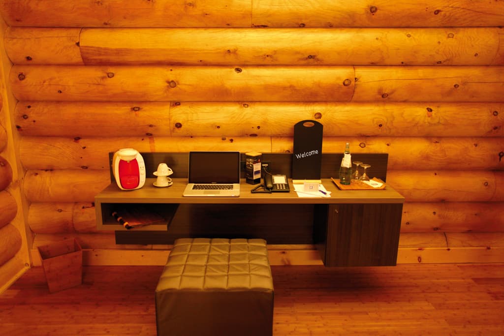 der wohnraum in den blockhütten des Alpine Hotel Bispingen