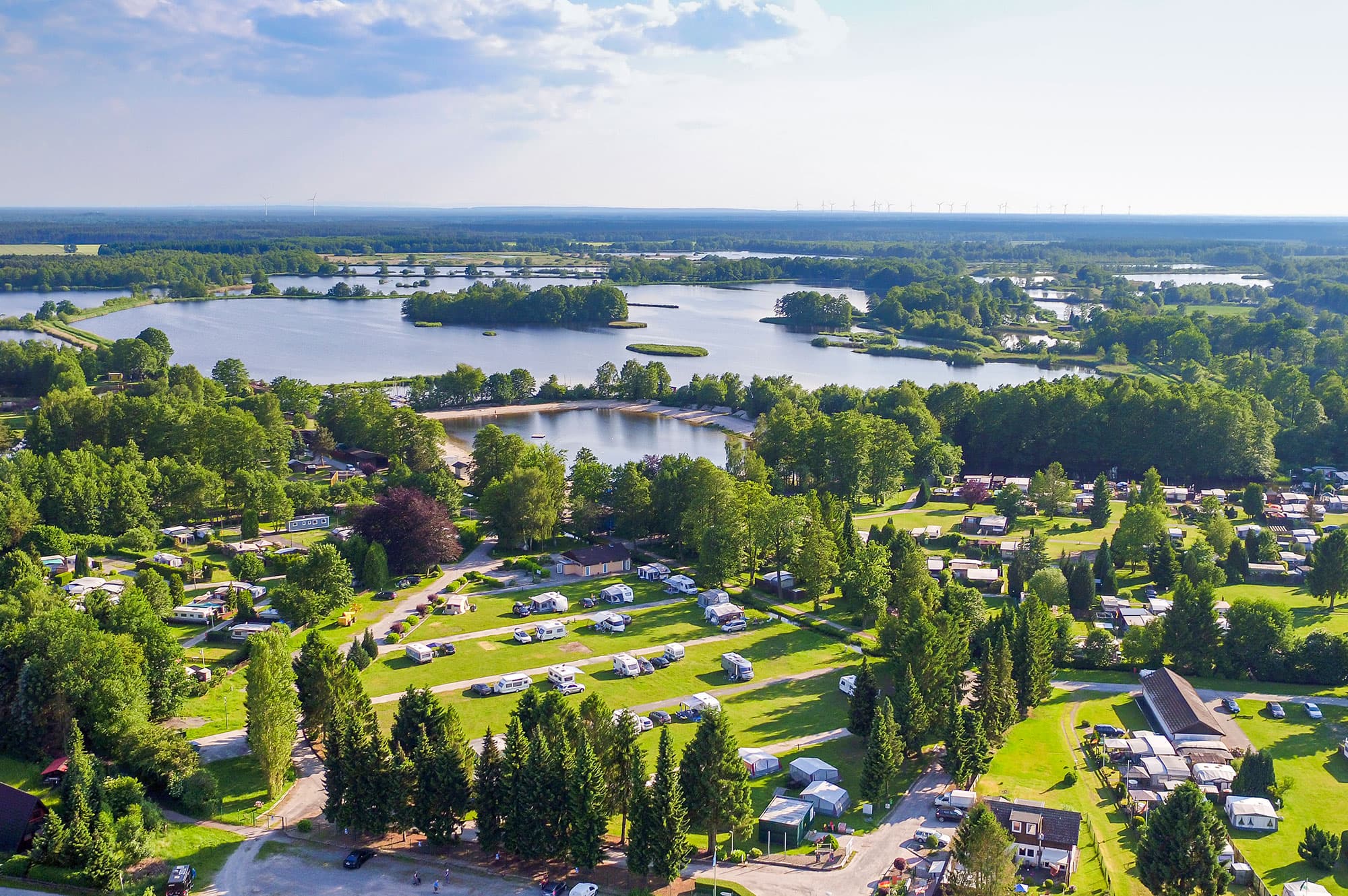 camping am see. Luftbild des Campingpark Hüttensee in Winsen