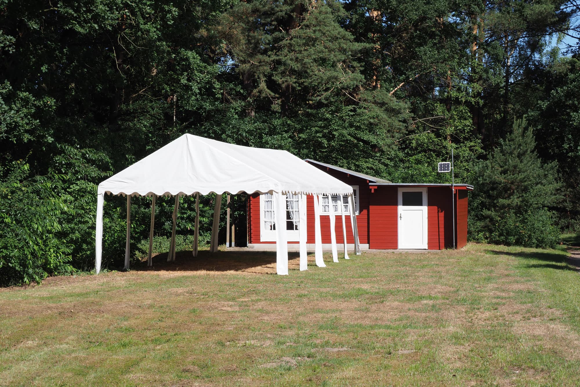 große Festwiese mit angrenzender Partyhütte.