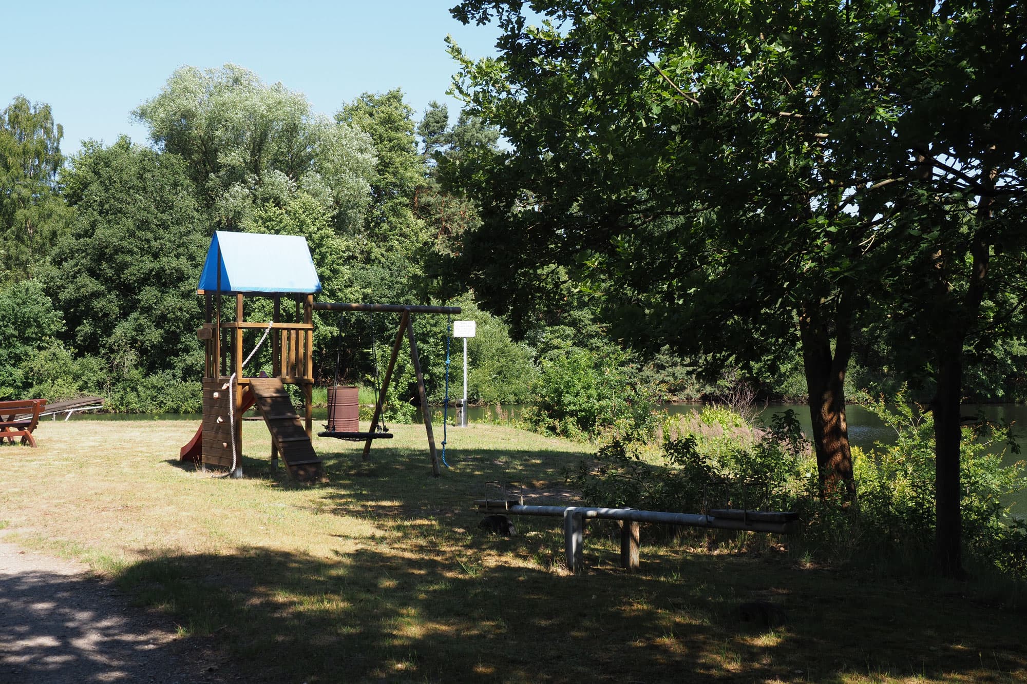 Kinder-Spielplatz mit div. Spielgeräten