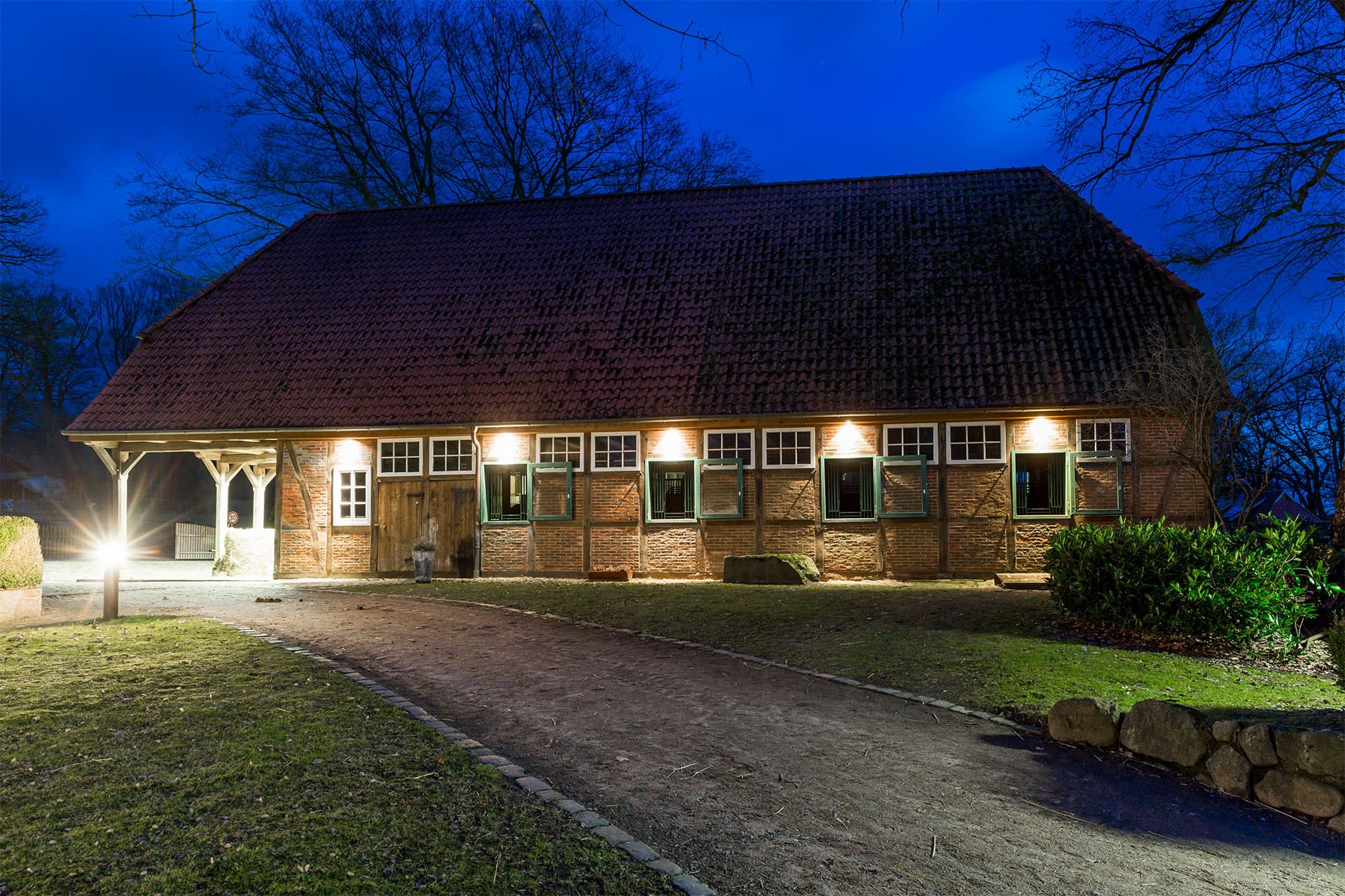 Die Scheune mit ihren Außenboxen für Dein Pferd.