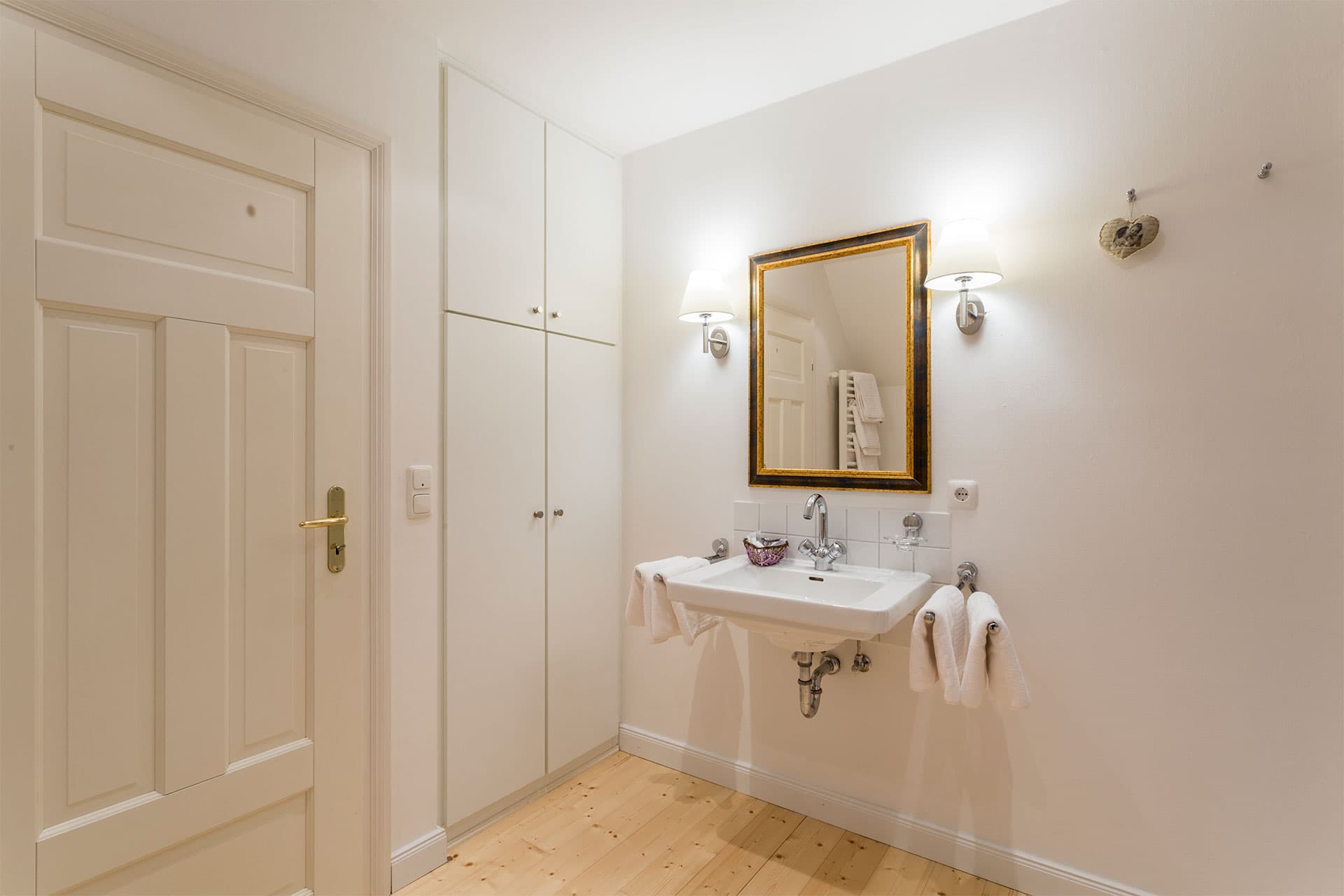 Das Bad in "Max". Handtücher und Amenities inklusive.