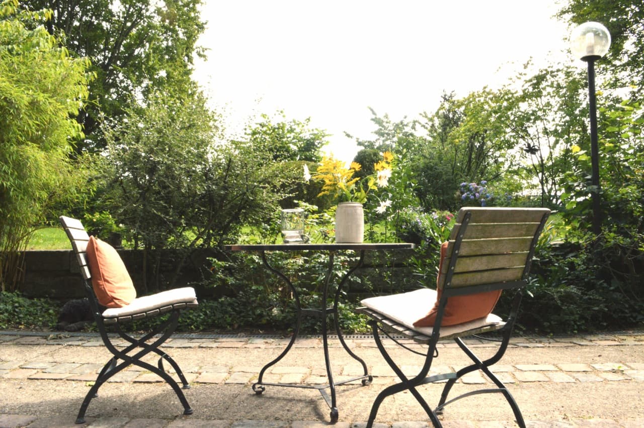 Die Terrasse der Ferienwohnung Garten in Egestorf ist ca. 40 qm groß und von der Anliegerstraße uneinsehbar.