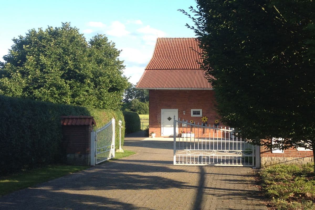 Einfahrt auf den Rathfelder Hof in Hohne