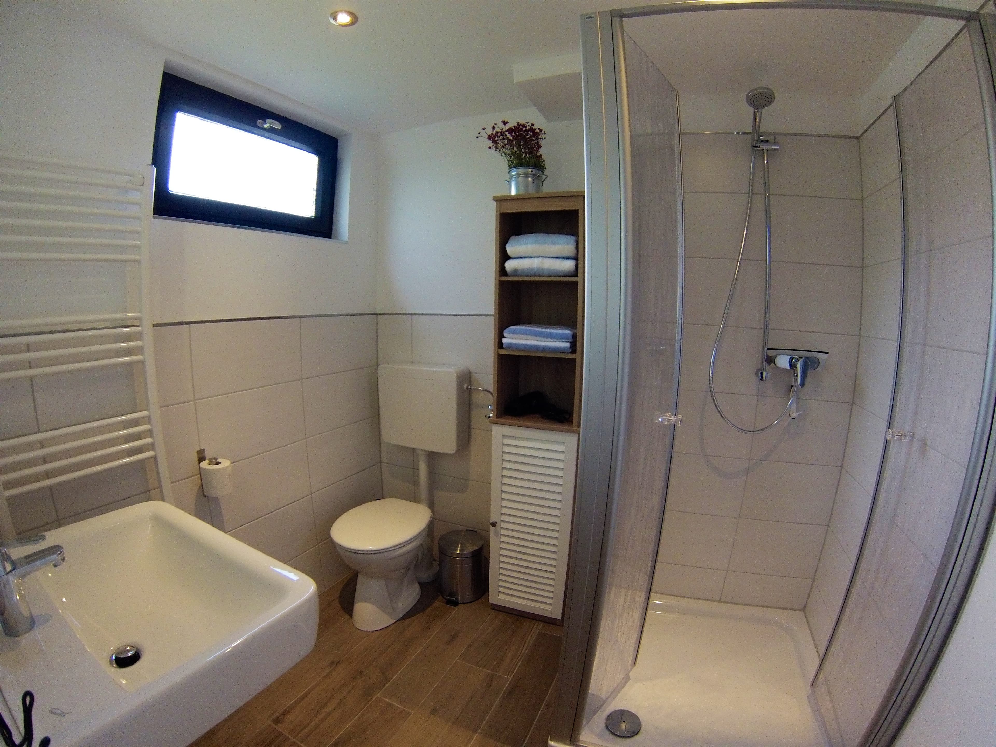 Helles freundliches kleines Bad