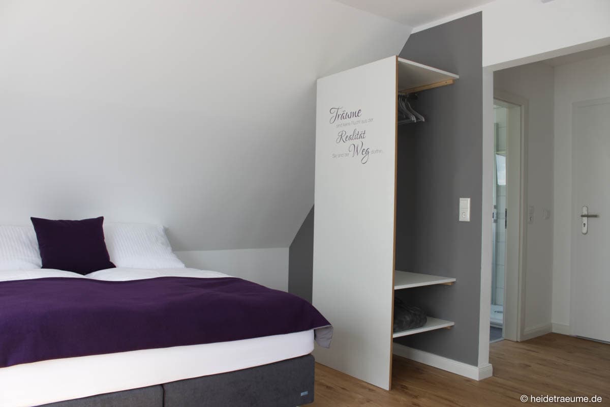 Schlafzimmer Pedalritter in den Heideträume Appartements in Undeloh