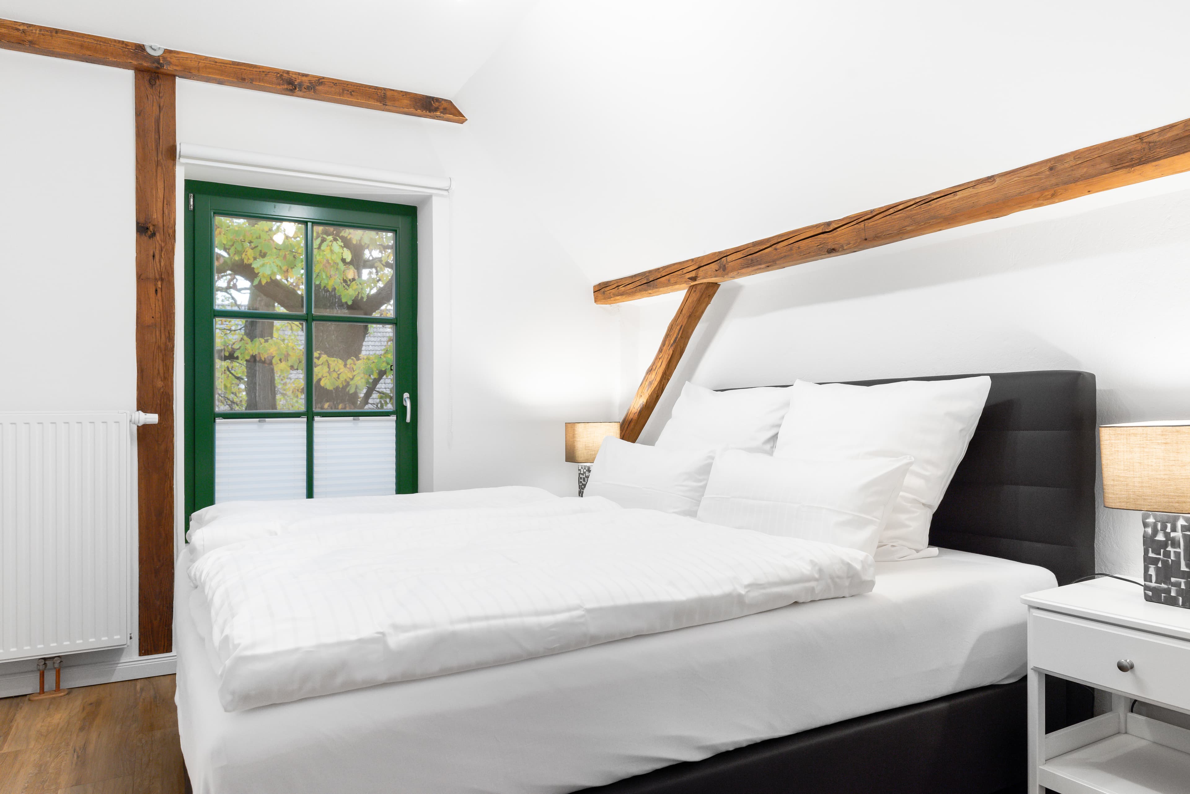 Das Schlafzimmer 1 der Ferienwohnung Starkenweide auf dem Heitmannshof in Rosengarten