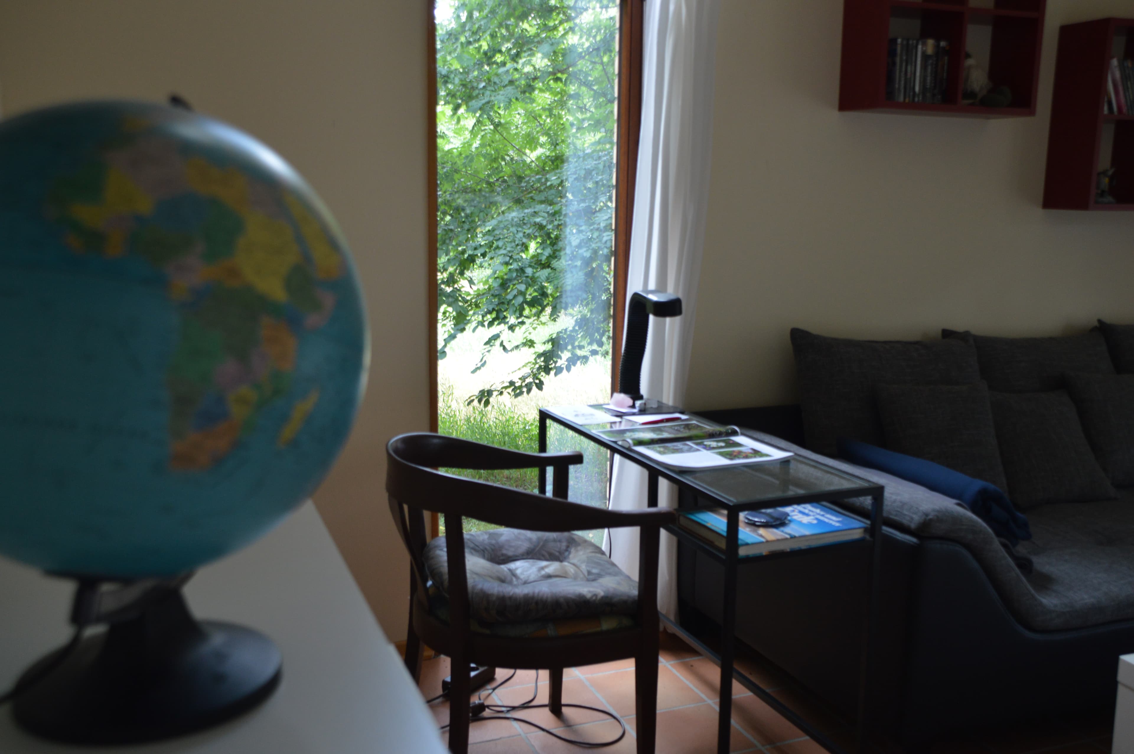 Wohnzimmer mit kleinem Schreibtisch