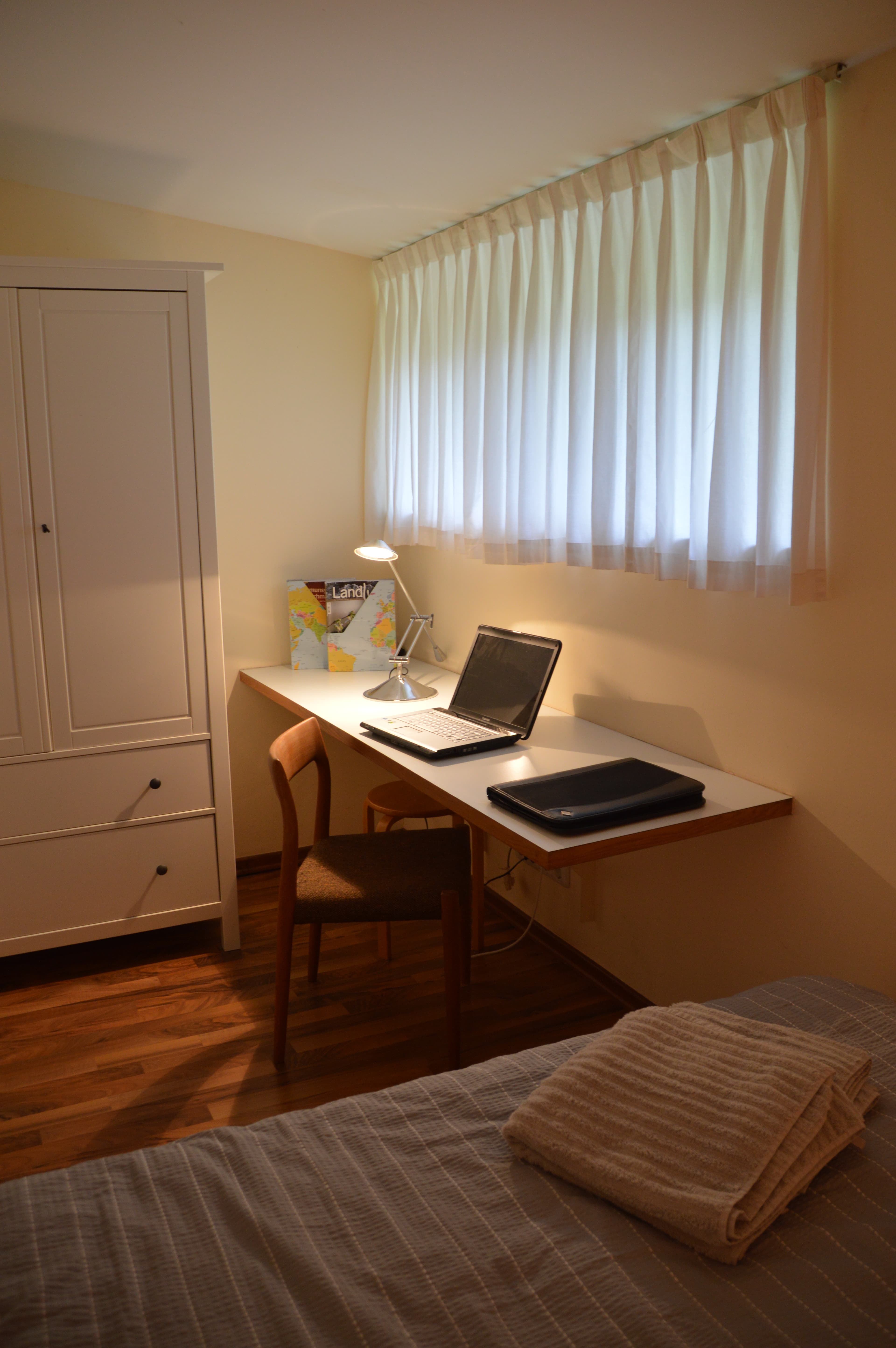 Schlafzimmer mit Schreibtisch und Kleiderschrank