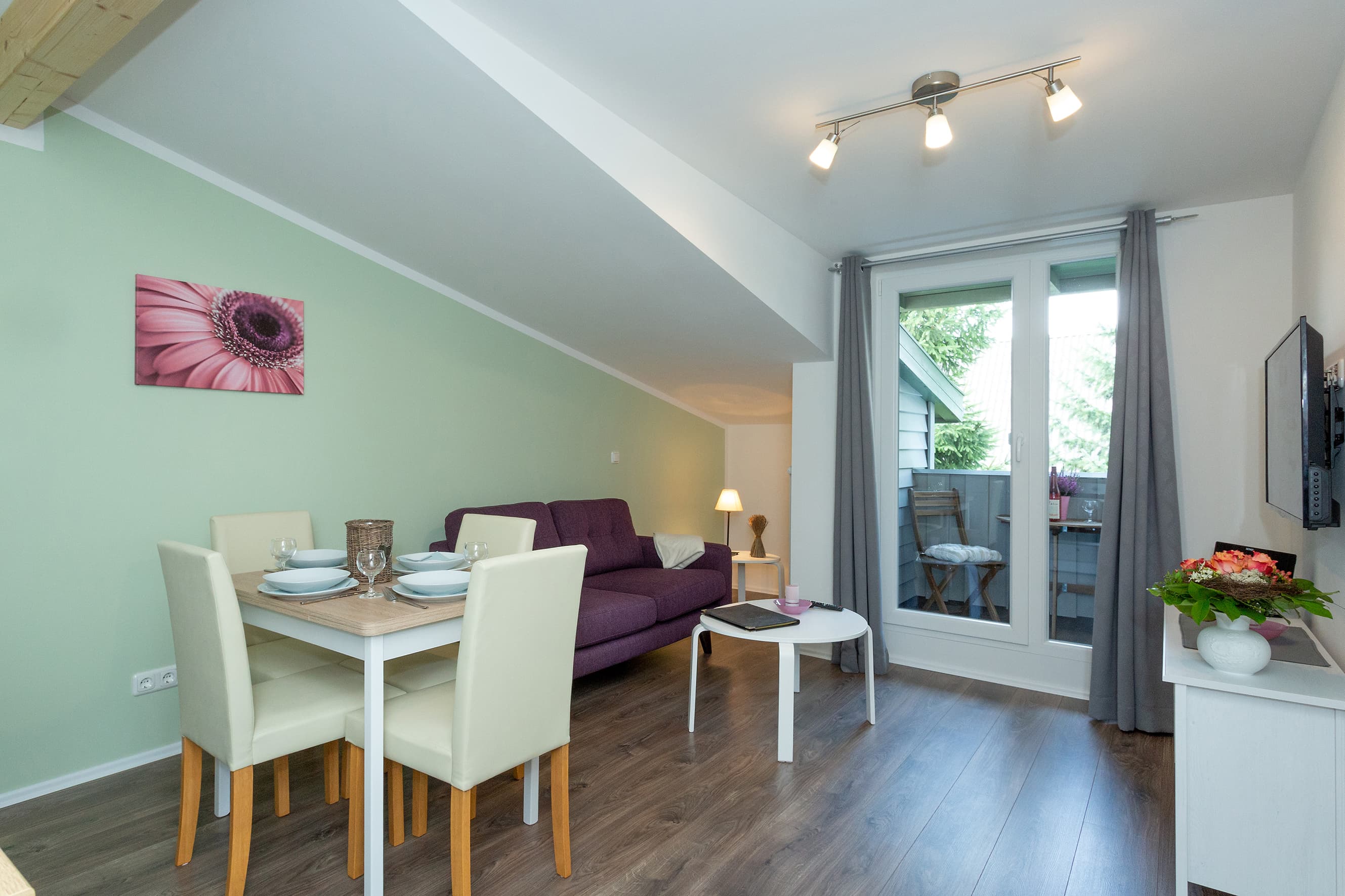 Wohn- und Esszimmer in der Ferienwohnung Zur Heideblüte in Toppenstedt