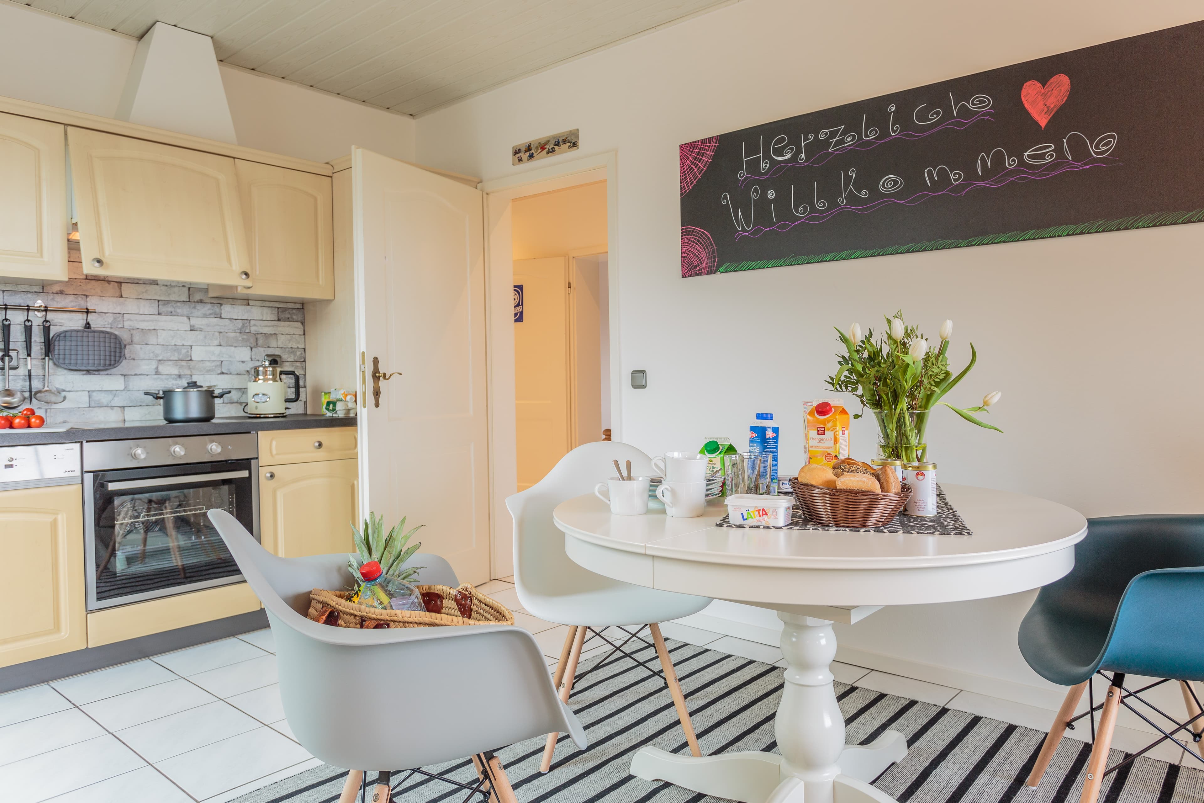 Spülmaschine, Waschmaschine und Zugang zur Loggia mit Essbereich und Wäschetrockenmöglichkeit Ferienwohnungen Zedernweg