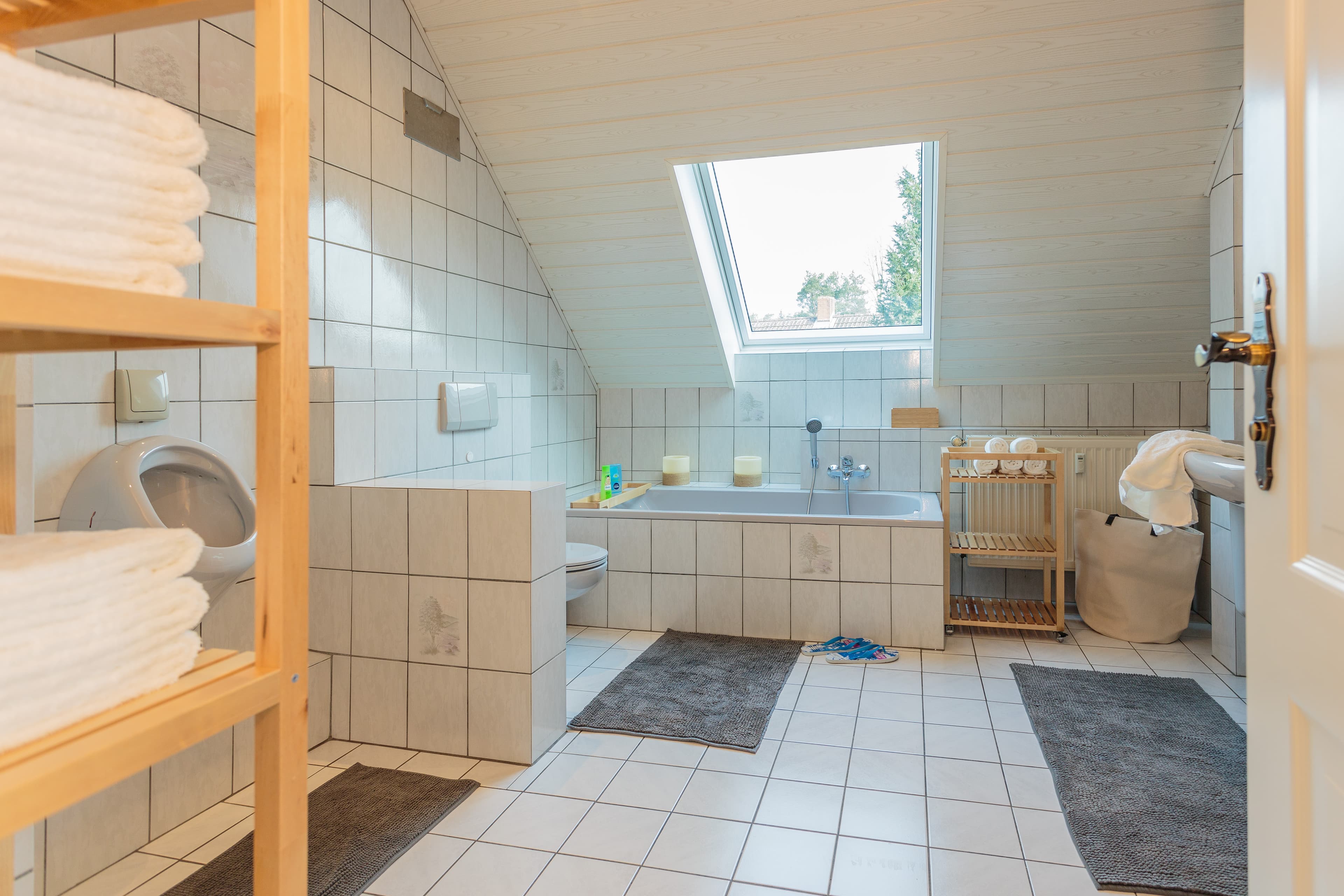 Dusche, Badewanne, Doppelwaschtisch, WC, Urinal Ferienwohnungen Zedernweg