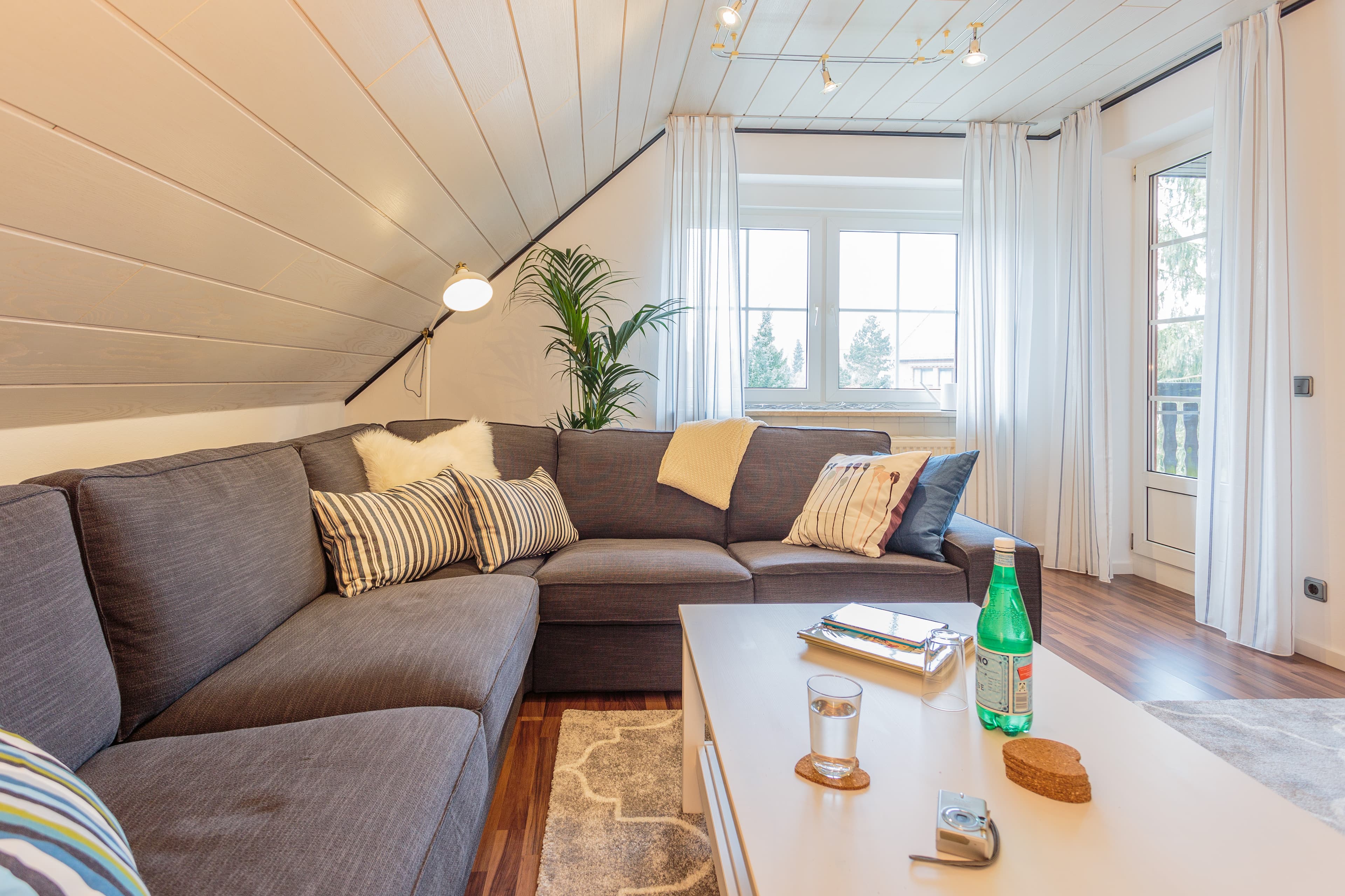 Wohnzimmer mit Smart TV und Zugang zur Loggia Ferienwohnungen Zedernweg