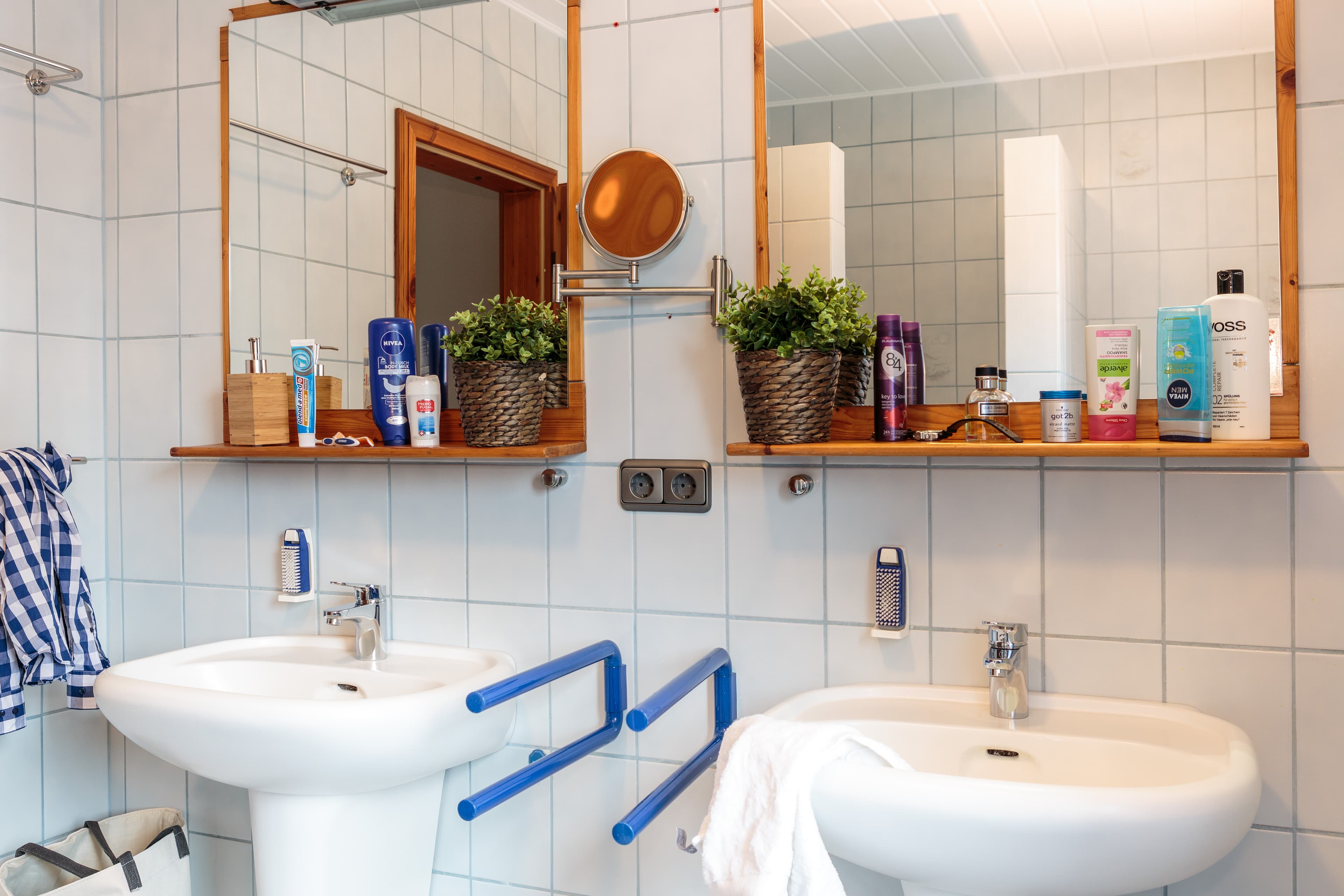 Ebenerdige Dusche, Doppelwaschtisch, WC, Fenster Ferienwohnungen Zedernweg