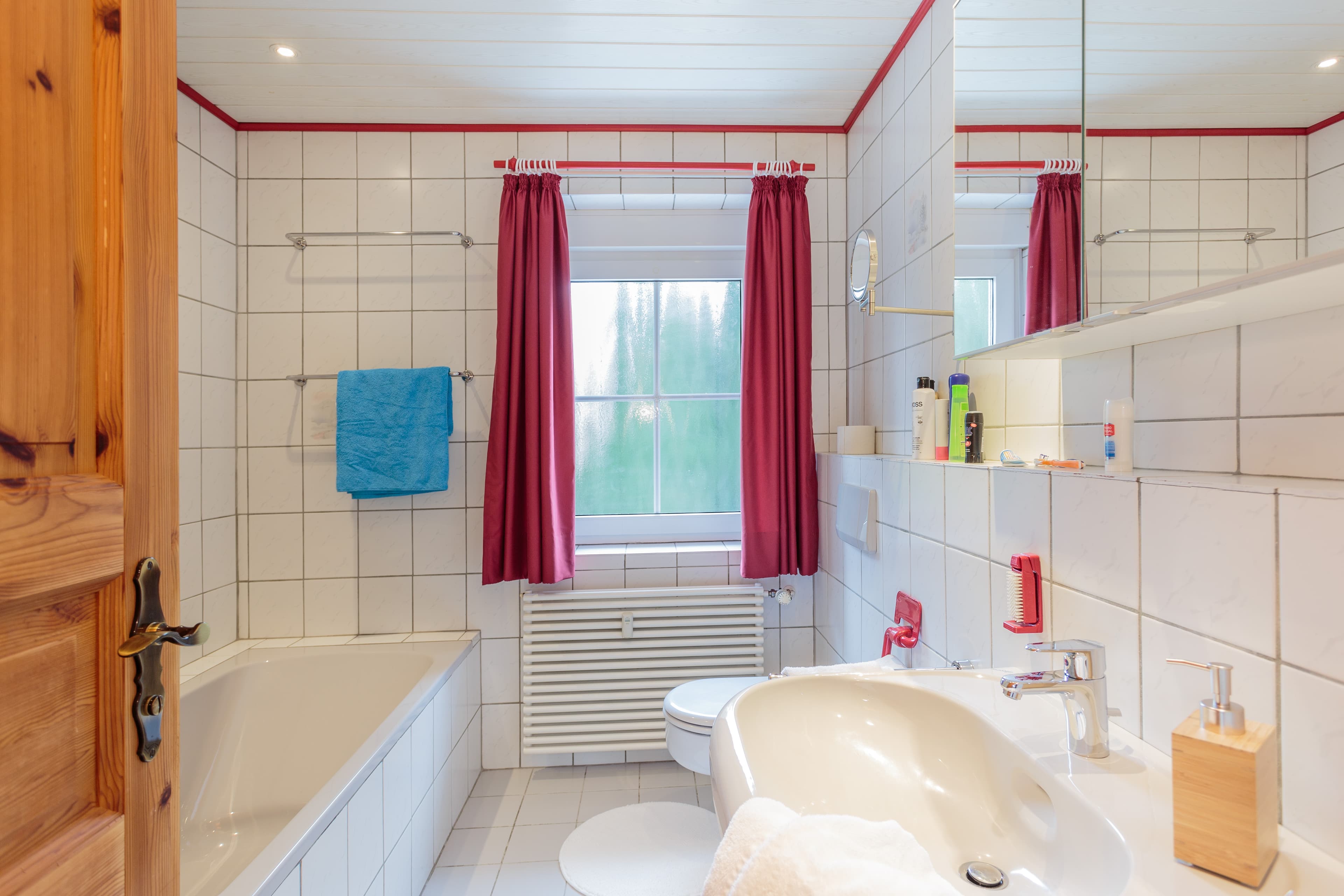 Waschtisch, WC, Badewanne, Urinal, Fenster Ferienwohnungen Zedernweg