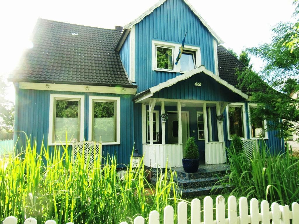 Urlaub in der Südheide Eschede
Viele umliegende kleine Dörfer, romantisch mit einem leichten Hauch skandinavischer Atmosphäre, jedes auf seine Art eine Besonderheit, das bildet die Gemeinde Eschede.
Der größte Teil davon liegt im Naturpark Südheide, der für seine artenreiche Flora und Fauna bekannt ist und durch den herrliche Wandermöglichkeiten führen. Unter anderem liegt der erste nahegelegenste Weg zum wandern an den Teichen entlang direkt gegenüber der Ferienwohnung.
Die Landschaft um Eschede gehört zu den am dünnsten besiedelten Regionen in Deutschland (nur 31 Einwohner pro km2 sind verteilt auf 196 km² Gesamtfläche). Ein Wechselspiel von weiteren Wäldern, feuchten Niederungen, urwüchsigen Moorlandschaften, kleinen Fließgewässern, bewachsenen Heideflächen erwartet den Gast.
Wer hier Heide und Wacholder, ursprüngliche Bachläufe und idyllische Fischteiche in stiller Schönheit erlebt hat, wird immer wiederkommen, um aus der Hektik des Alltags in die Wunderwelt der Natur abzutauchen.