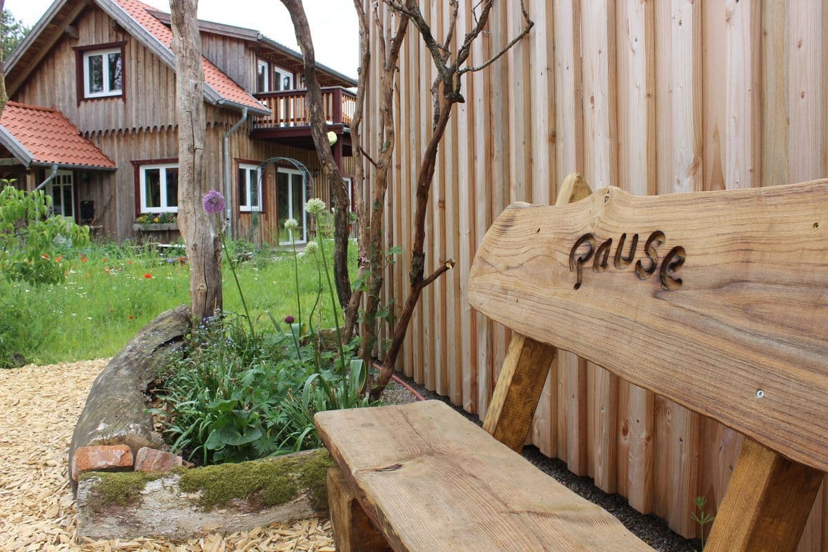 Holzbank am Ferienhaus Am Wegesrand Müden Örtze