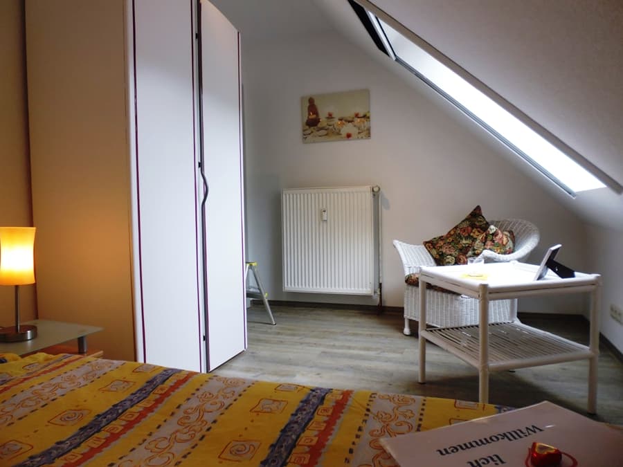 Einzelzimmer mit Leseecke in der Ferienwohnung am Wald Unterlüß