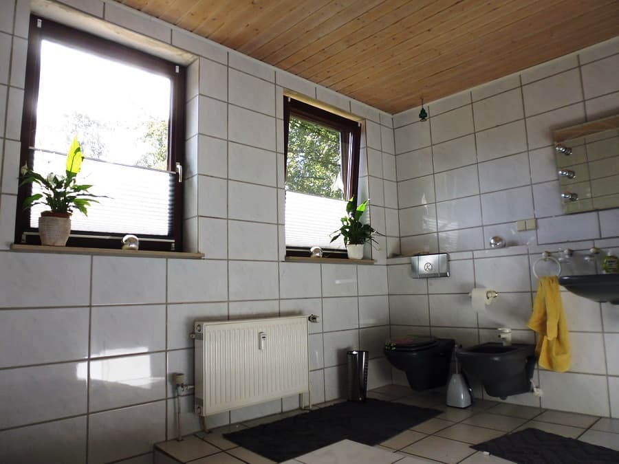 großes Bad in der Ferienwohnung am Wald Unterlüß