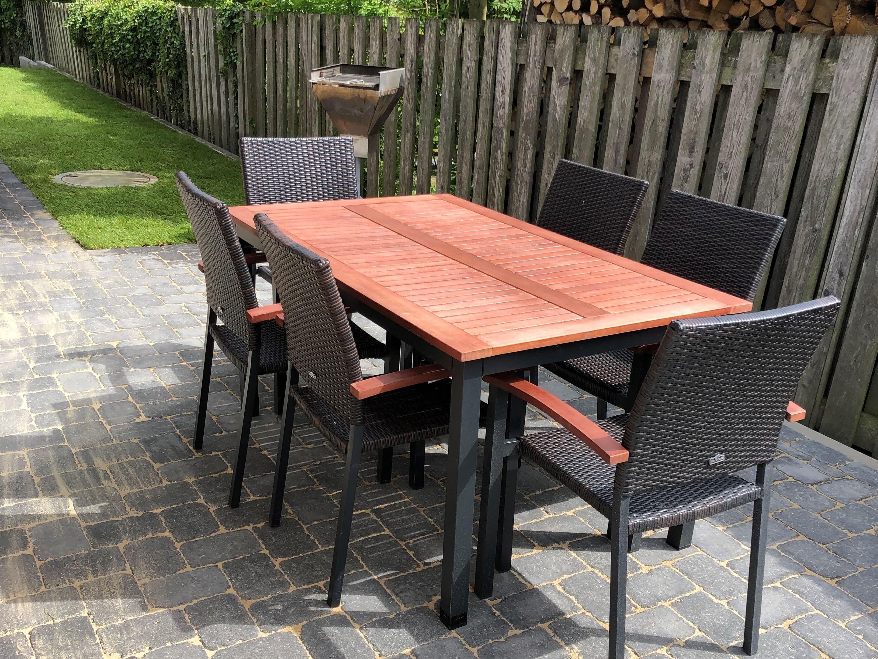 Es gibt gemütliche Auflagen und Sonnenliegen