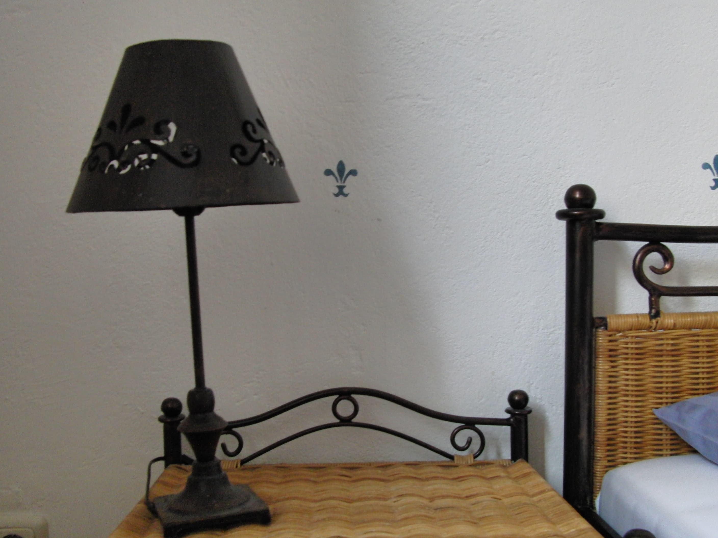 Nachttischlampe in der Ferienwohnung Gästehaus EinsA in Celle