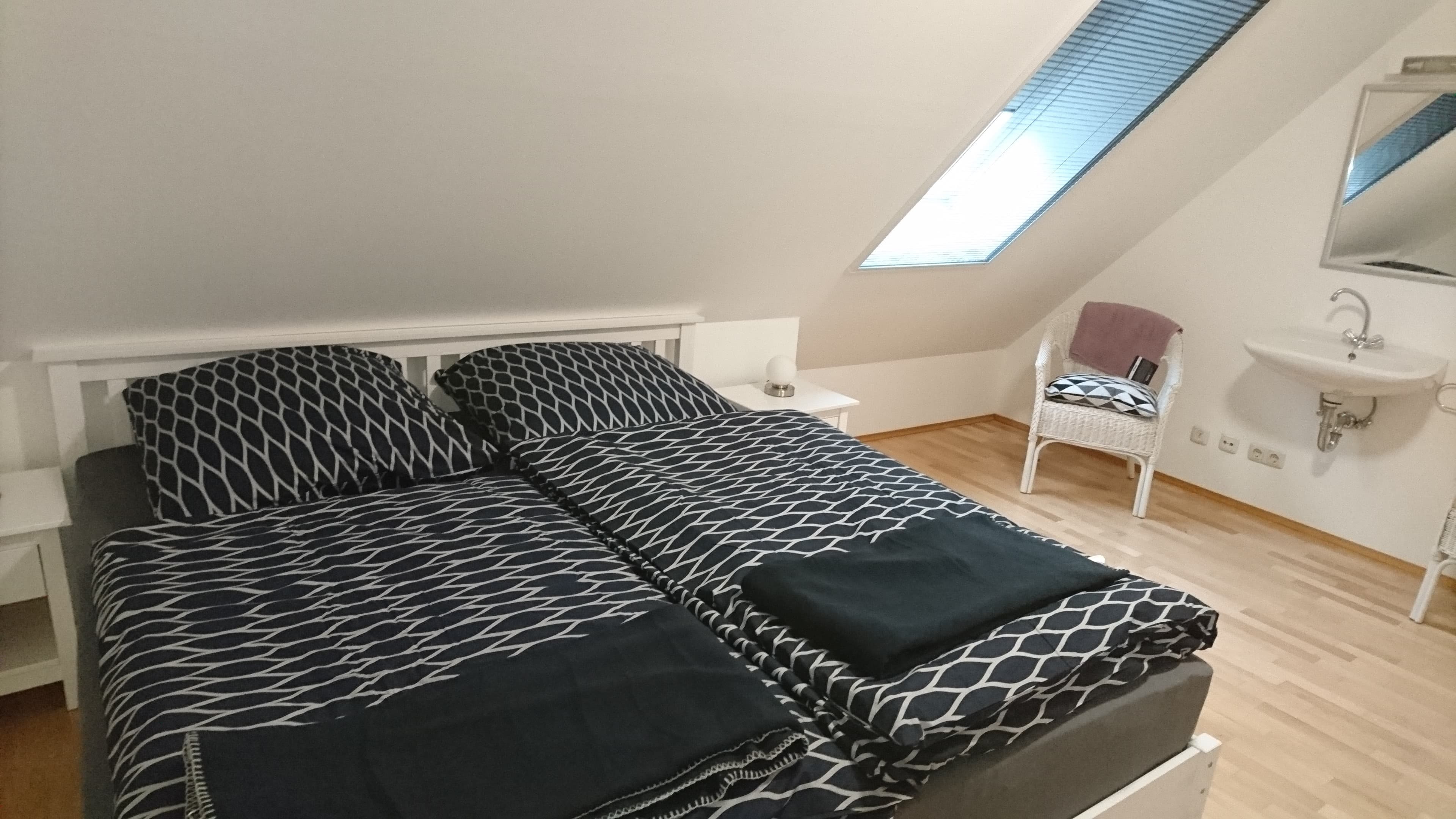 Schlafzimmer mit Doppelbett in der Ferienwohnung "Blick auf die Wallachherde" in Soltau