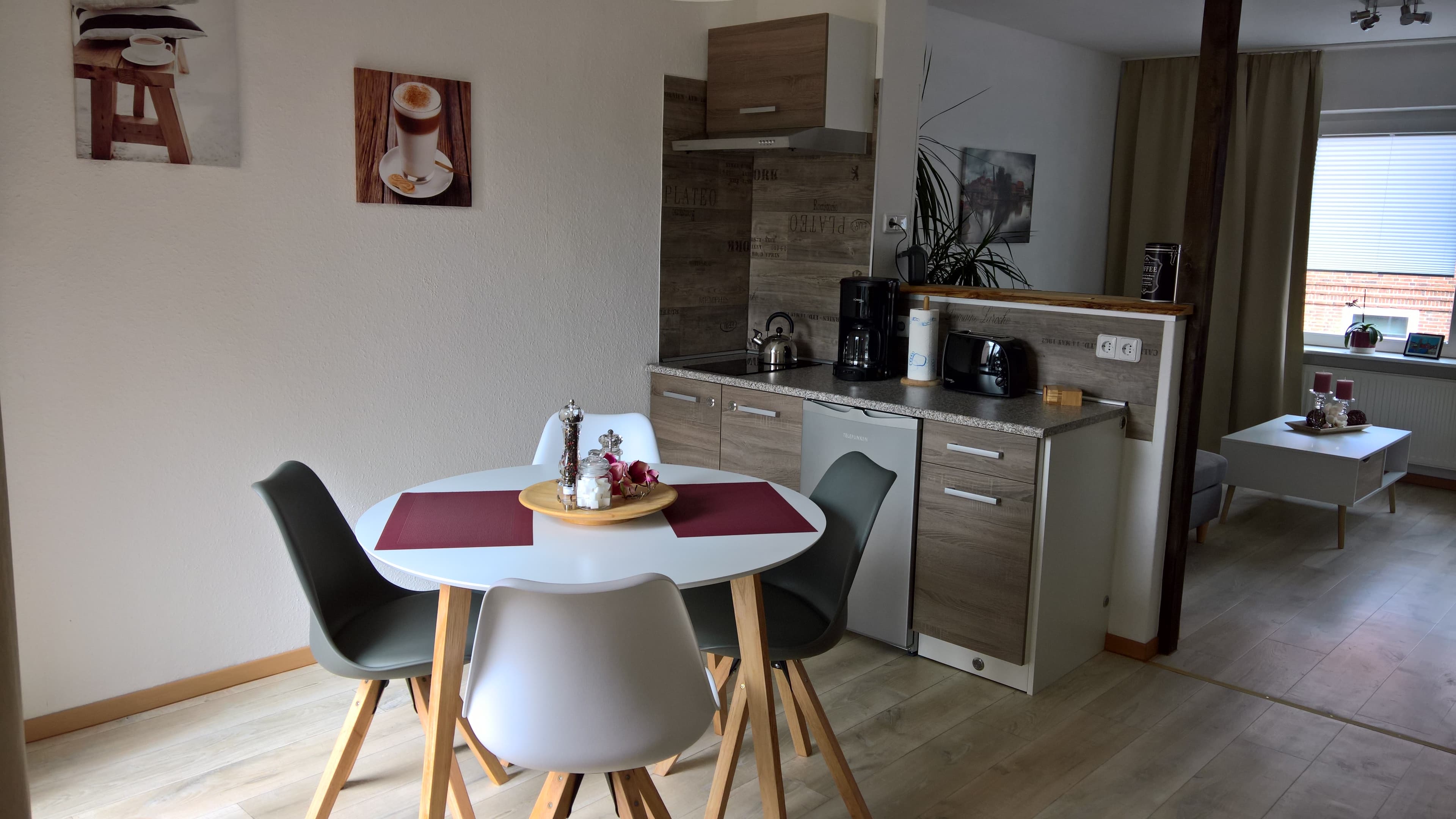 Wohnküche mit Blick ins Wohnzimmer der Ferienwohnung Zerbe in Lüneburg