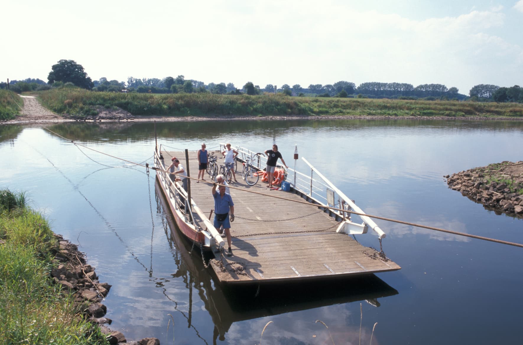 Im Sommer befördert die restaurierte Gierseilfähre Radler und Wanderer über die Aller von Eickeloh nach Grethem.
