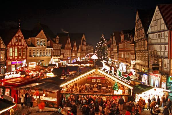 Der Weihnachtsmarkt in Celles historischer AltstadtThe Christmas market in Celle's historic old townJulemarkedet i Celles historiske gamle bydelDe kerstmarkt in de historische oude binnenstad van Celle