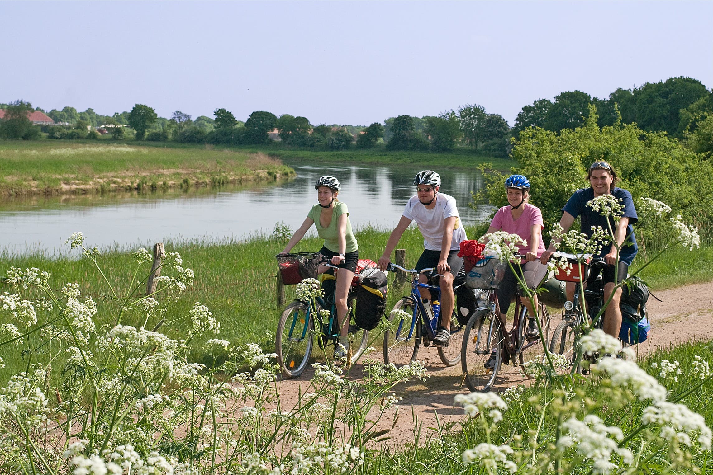 Abseits der großen Autostraßen führt der Aller-Radweg die Radler durch verträumte Dörfer am Fluss.