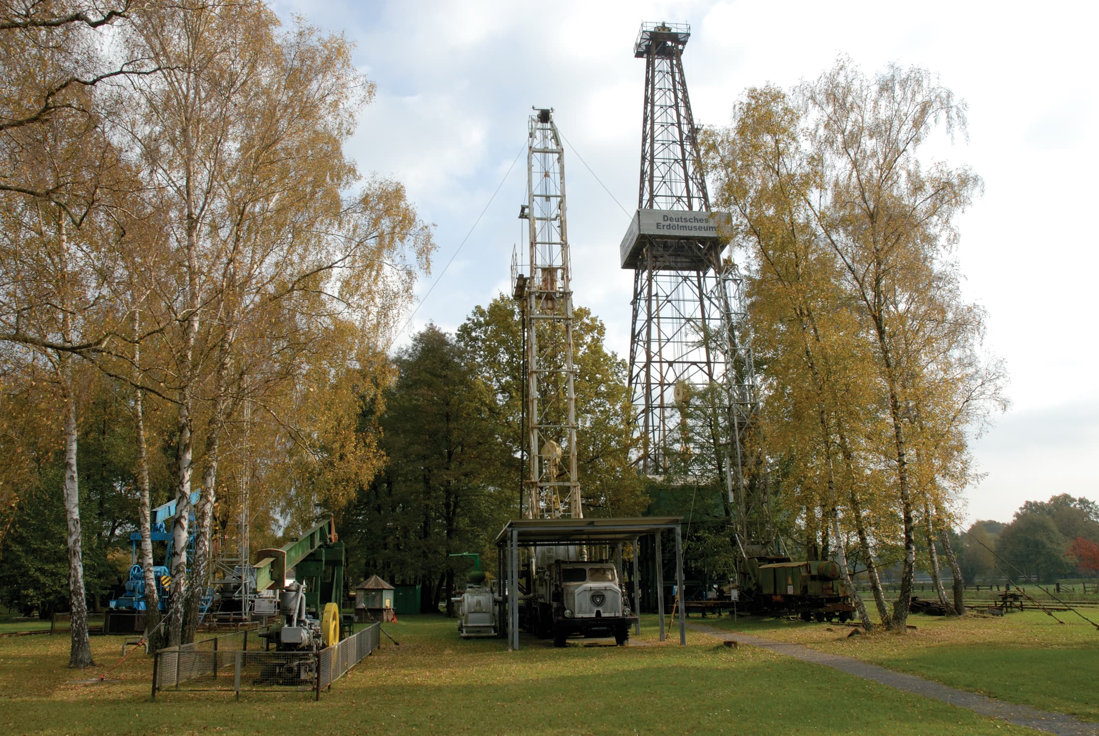 die bohrtürme des deutschen erdölmuseums in wietze