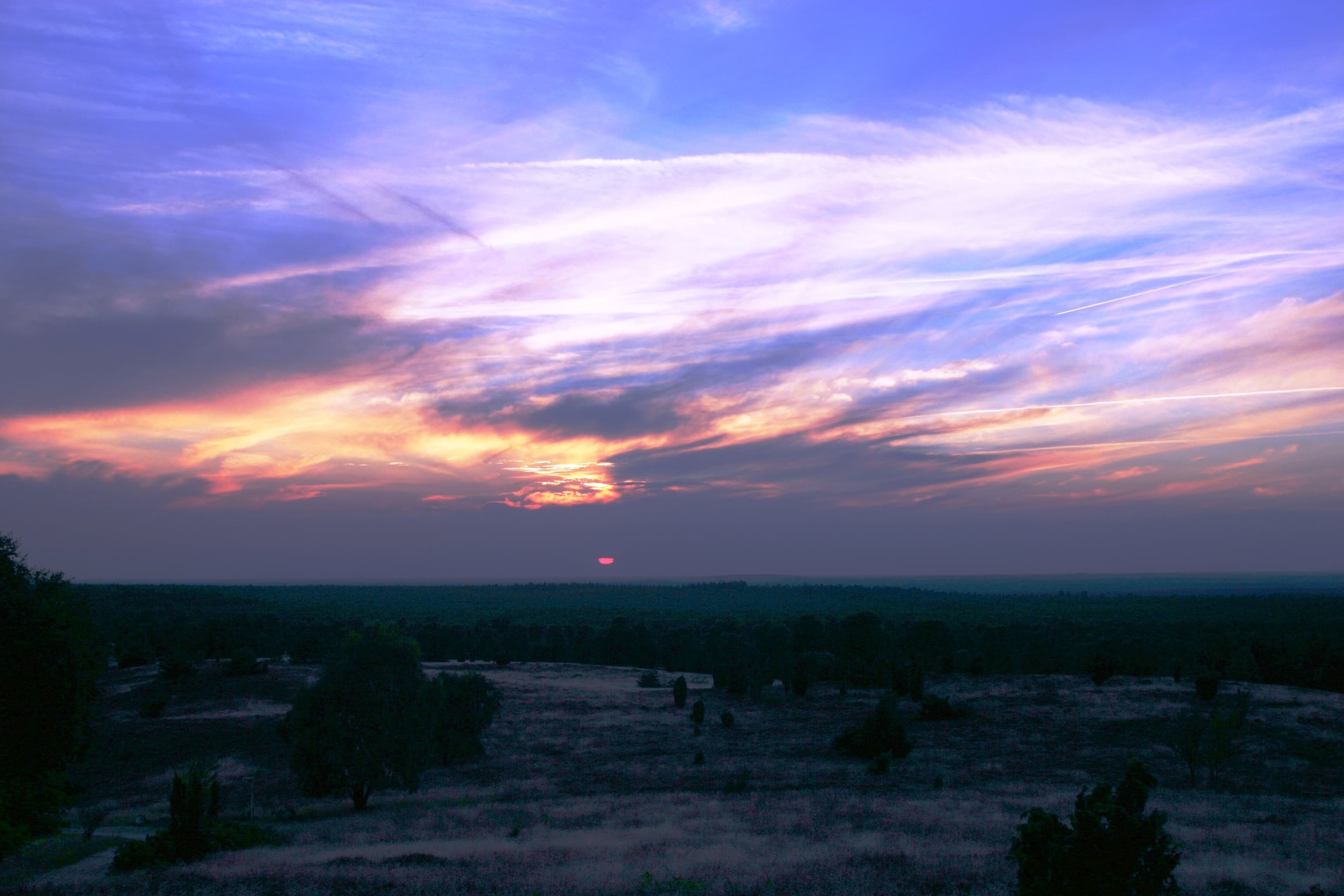 Tolles Wolkenspiel beim Sonnenuntergang auf dem Wilseder Berg