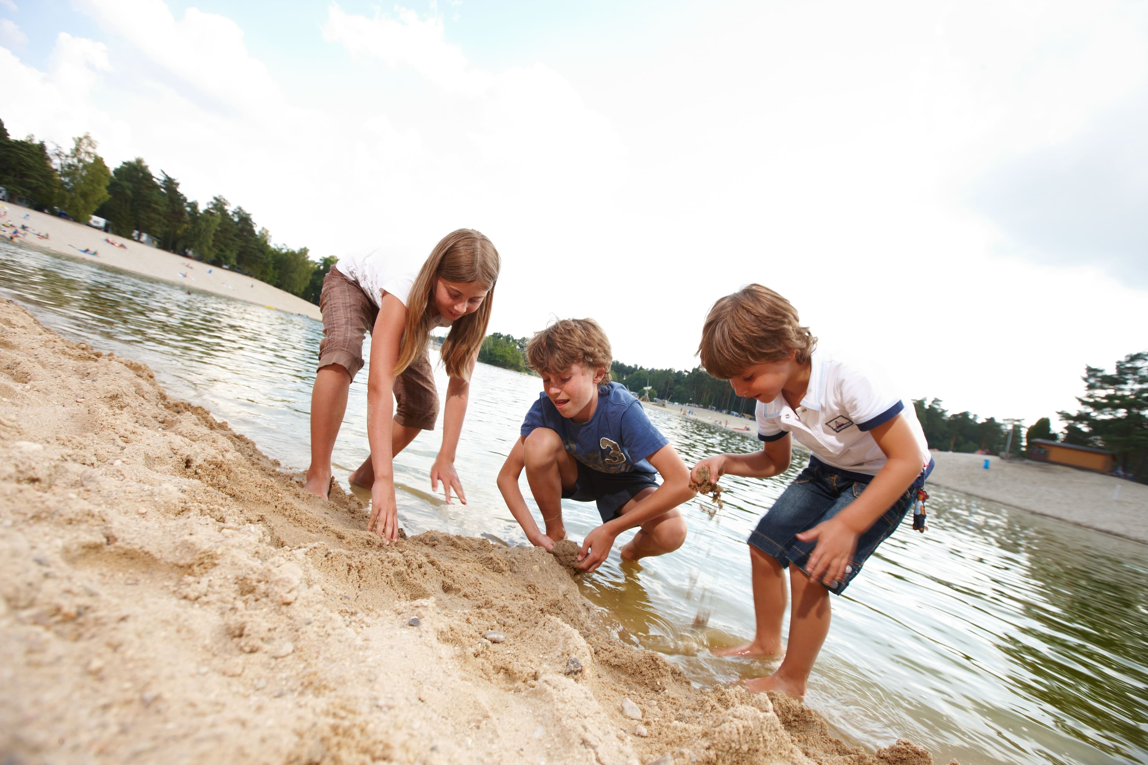 Kinder haben viel spass am Badesee in der heide