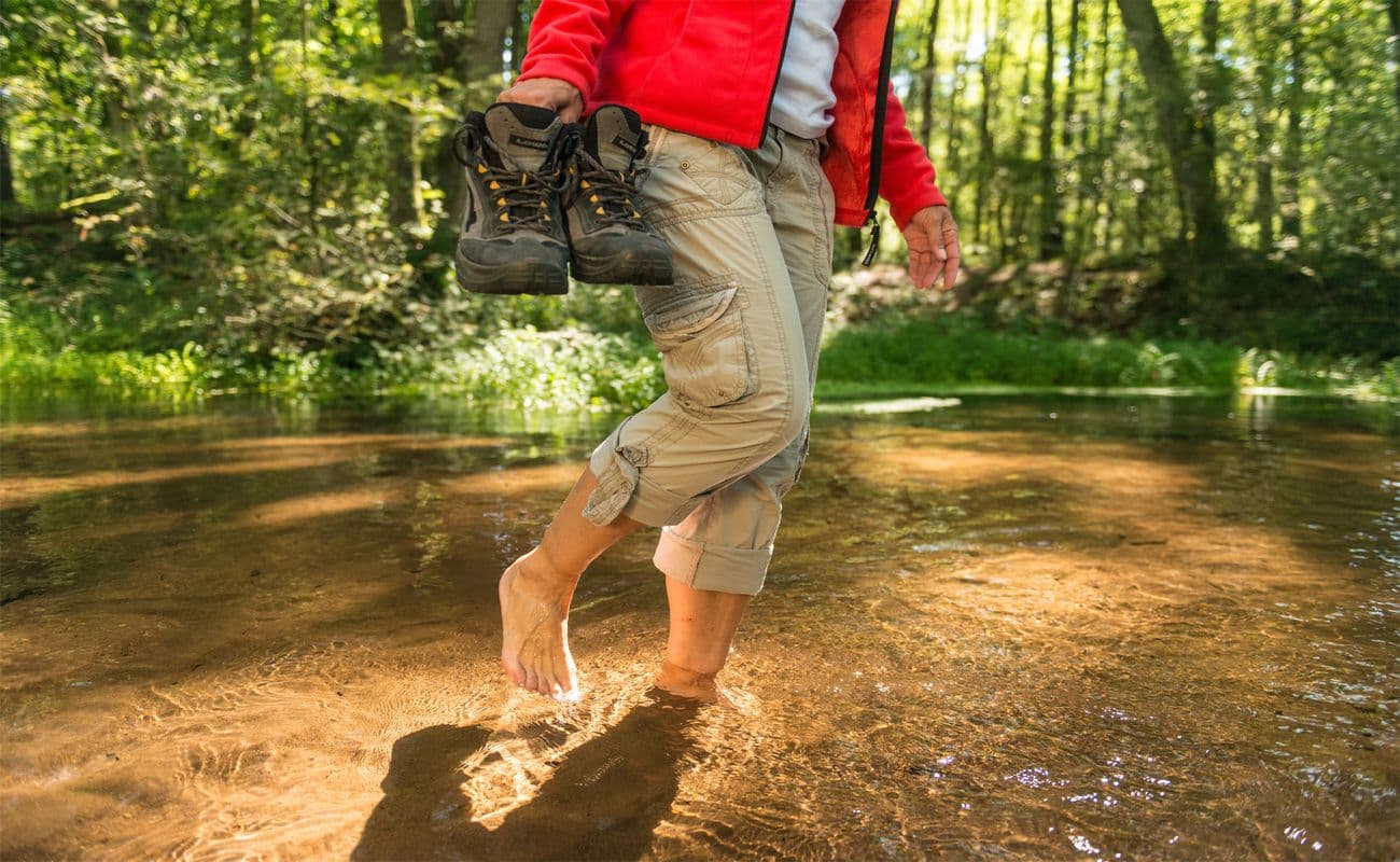 barfuss wandern durch den bach