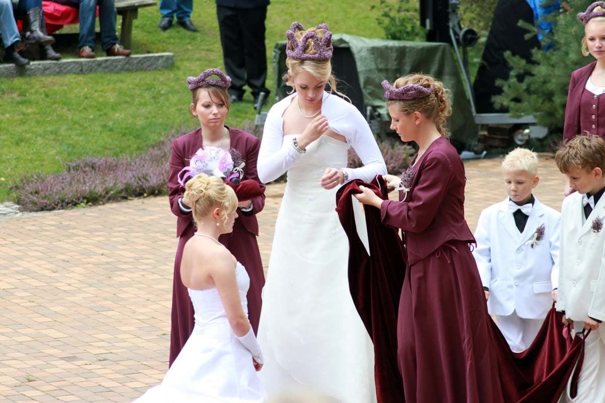 Die Heidekönigin aus Schneverdingen mit Hofstaat