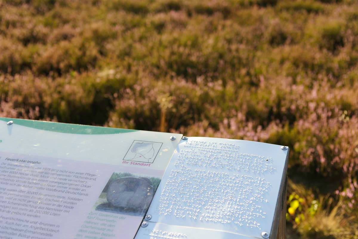 Die Infotafeln am Wegesrand sind auch in Blindenschrift