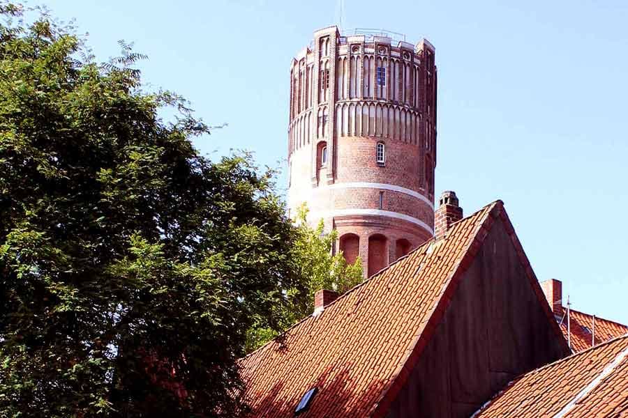 Lüneburg Sehenswürdigkeiten. Der Wasserturm Lüneburg mit tollem Ausblick von obenLüneburg sights. The Lüneburg water tower with a great view from aboveLüneburgs seværdigheder. Vandtårnet i Lüneburg med en fantastisk udsigt fra ovenBezienswaardigheden in Lüneburg. De Lüneburger watertoren met een geweldig uitzicht van bovenaf