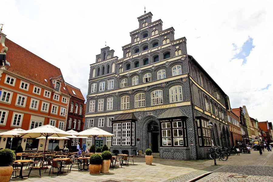 Lüneburg Sehenswürdigkeiten. Der Platz am Sande mit dem IHK Gebäude