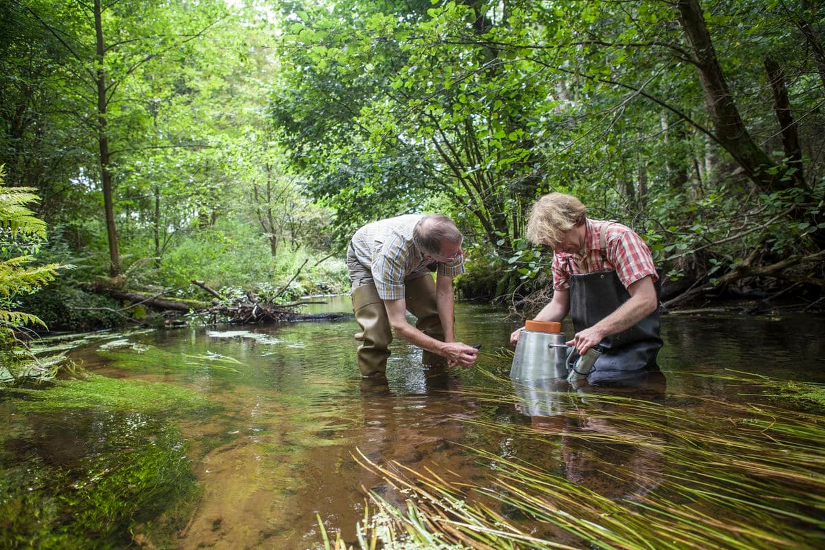 Das Lutter-Team bei der Wasser-Kontrolle