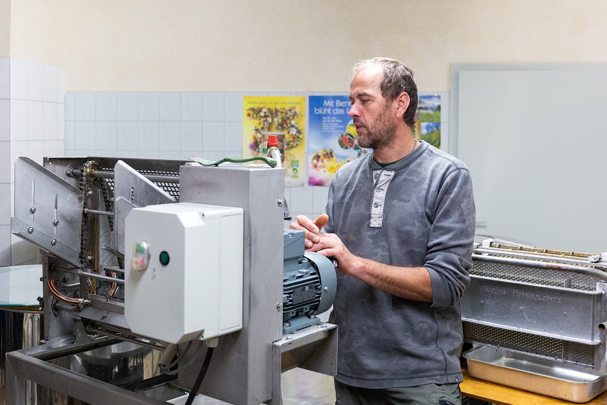 Heide Honig wird heute mit Maschinen beim Imker bearbeitet