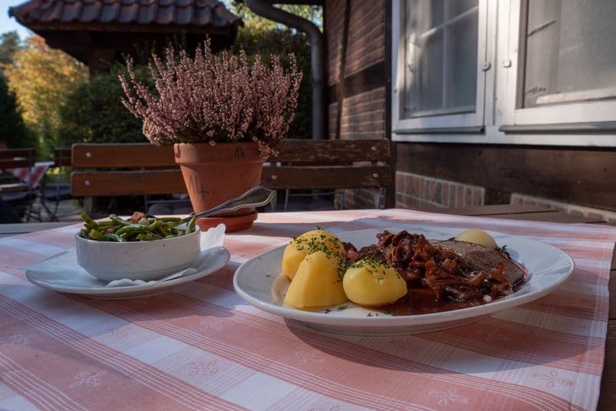 Regionale Spezialitäten erwarten Sie in der schönen Kulisse des historischen Ortskerns Wienhausen.