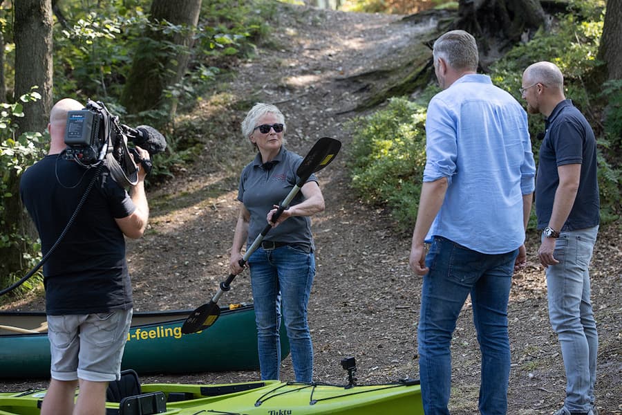Erklärungen von Irnhild Siemering von Kanu feeling aus Hermannsburg vor der Kanu-Tour auf der Örtze