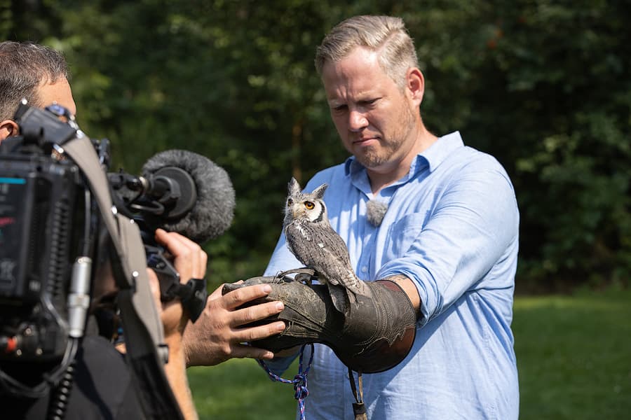 Sat 1 Regional Moderator Jens Schnieders mit Weißgesichtseule "Schnarchi" im Wildpark Müden (Örtze)
