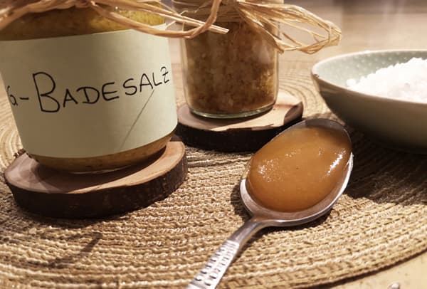 Glas mit selbstgemachtem Badesalz und Heide Honig