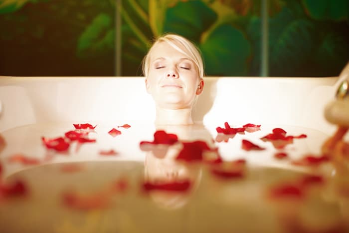 Wellness pur. Frau entspannt in Badewanne