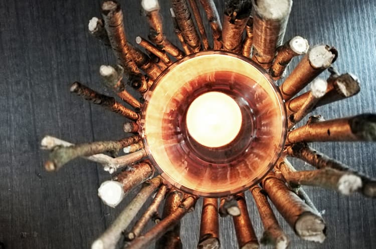 Windlicht mit Stöckern verziert