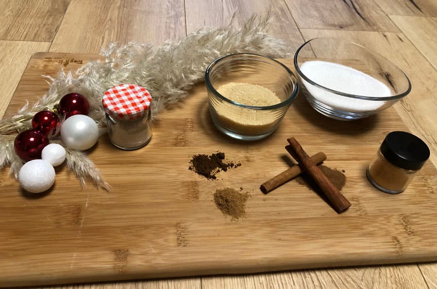 Weihnachtliche Zutaten, Glas, Gewürze, Zucker