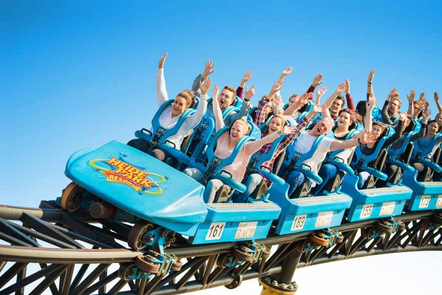 Desert Race im Heide Park Soltau: Besucher heben jubelnd die Arme in einer rasanten Achterbahnfahrt.