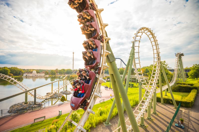 Die Big Loop Achterbahn im Heide Park ist eine beeindruckende Stahlkonstruktion mit aufregenden Loopings und Kurven.